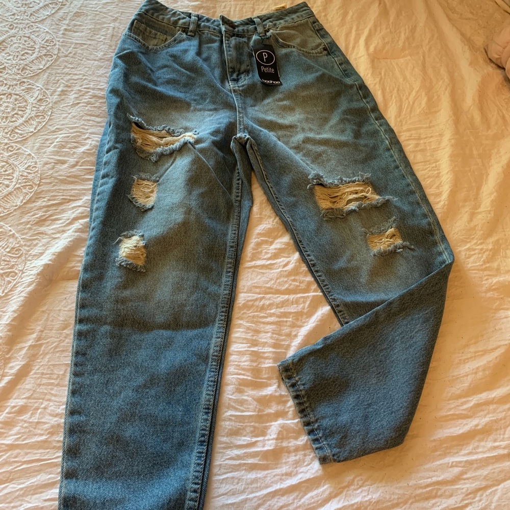 BOOHOO Petite distressed High Wasted Mom jeans